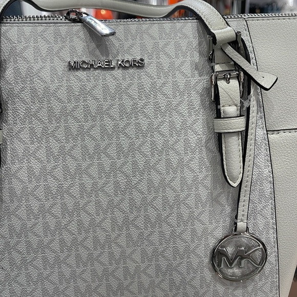 Michael Kors Charlotte Large Logo and Leather Top-Zip Tote Bag
Optic White
NWT - Picture 6 of 16